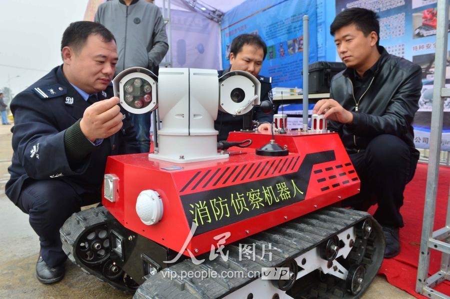 北京凌天攜消防滅火機(jī)器人、偵查機(jī)器人助力人全國(guó)?；窇?yīng)急救援