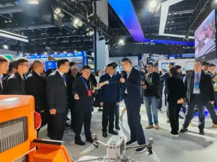 中國國際應急展快訊：應急管理部部長王祥喜了解凌天智能裝備集團無人化裝備創(chuàng)新與應用情況！