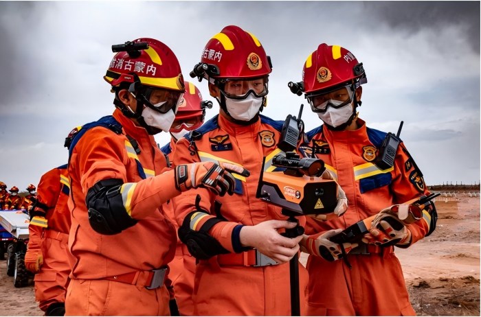 1757043644640631.jpg 內蒙古消防開展“北疆藍光·2025”全區消防救援隊伍地震災害救援實戰拉動演練.jpg