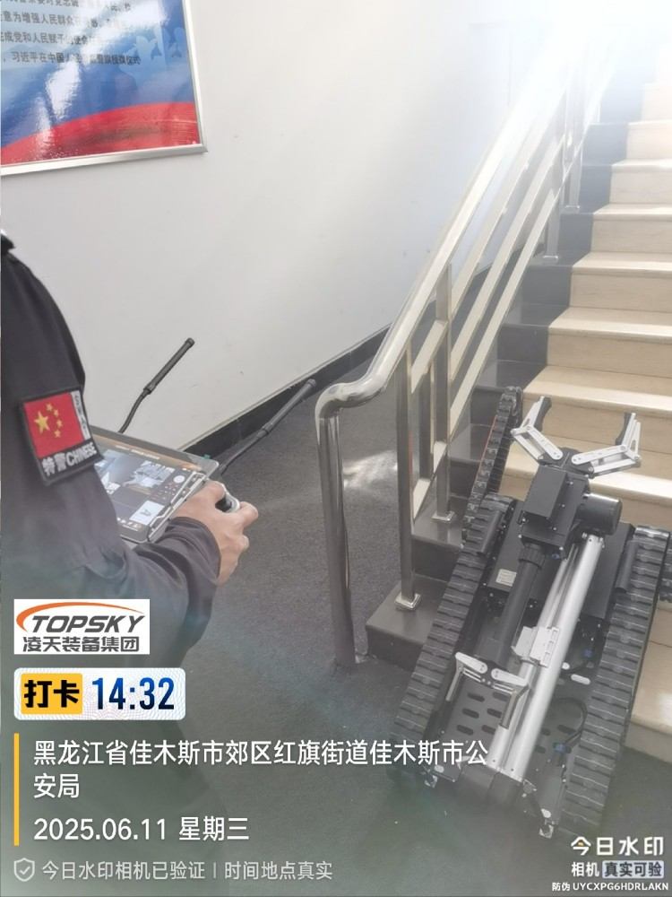 1762150738200293.jpg 排爆機(jī)器人單擺臂驗(yàn)收.jpg
